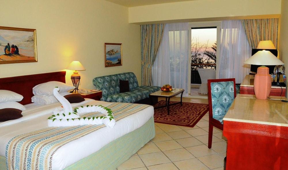 Safir Sharm Waterfalls Resort Exteriér fotografie A room at the Hilton Sharm El Sheikh