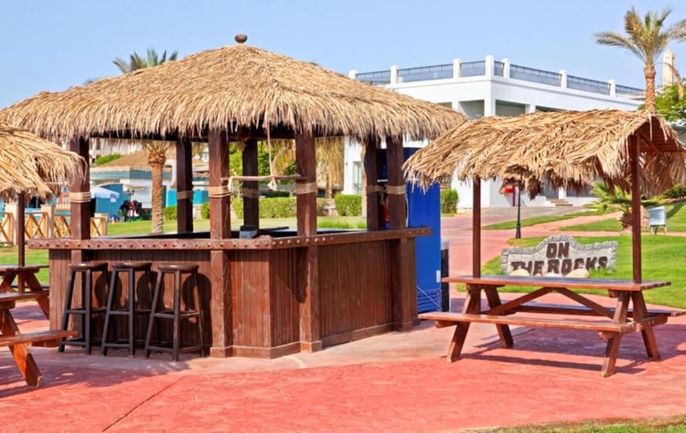 Safir Sharm Waterfalls Resort Exteriér fotografie The bar at the beach