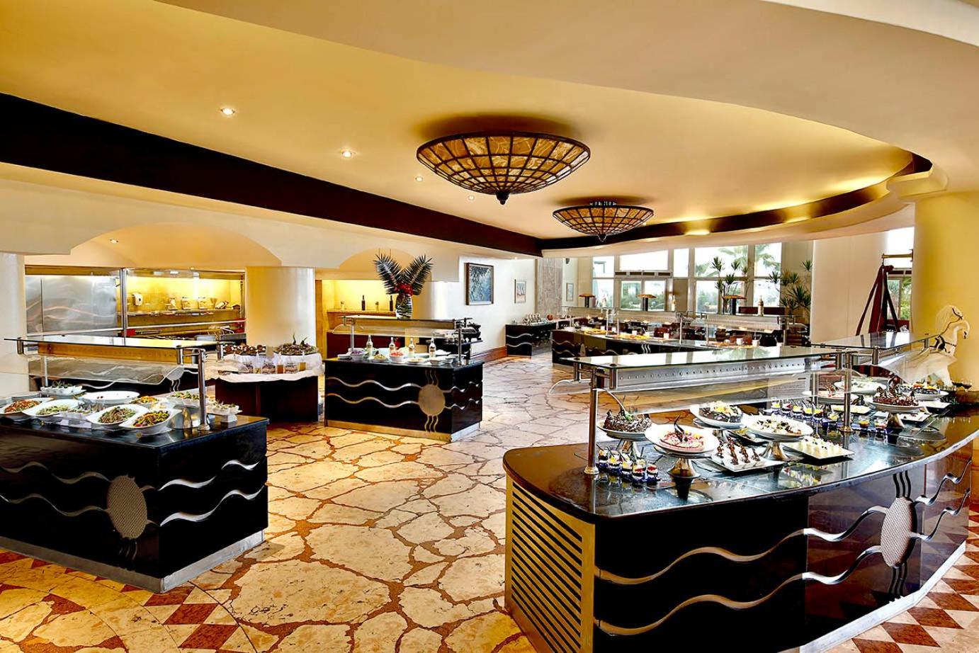 Safir Sharm Waterfalls Resort Exteriér fotografie The buffet at the Grand Hyatt Hotel, Dubai