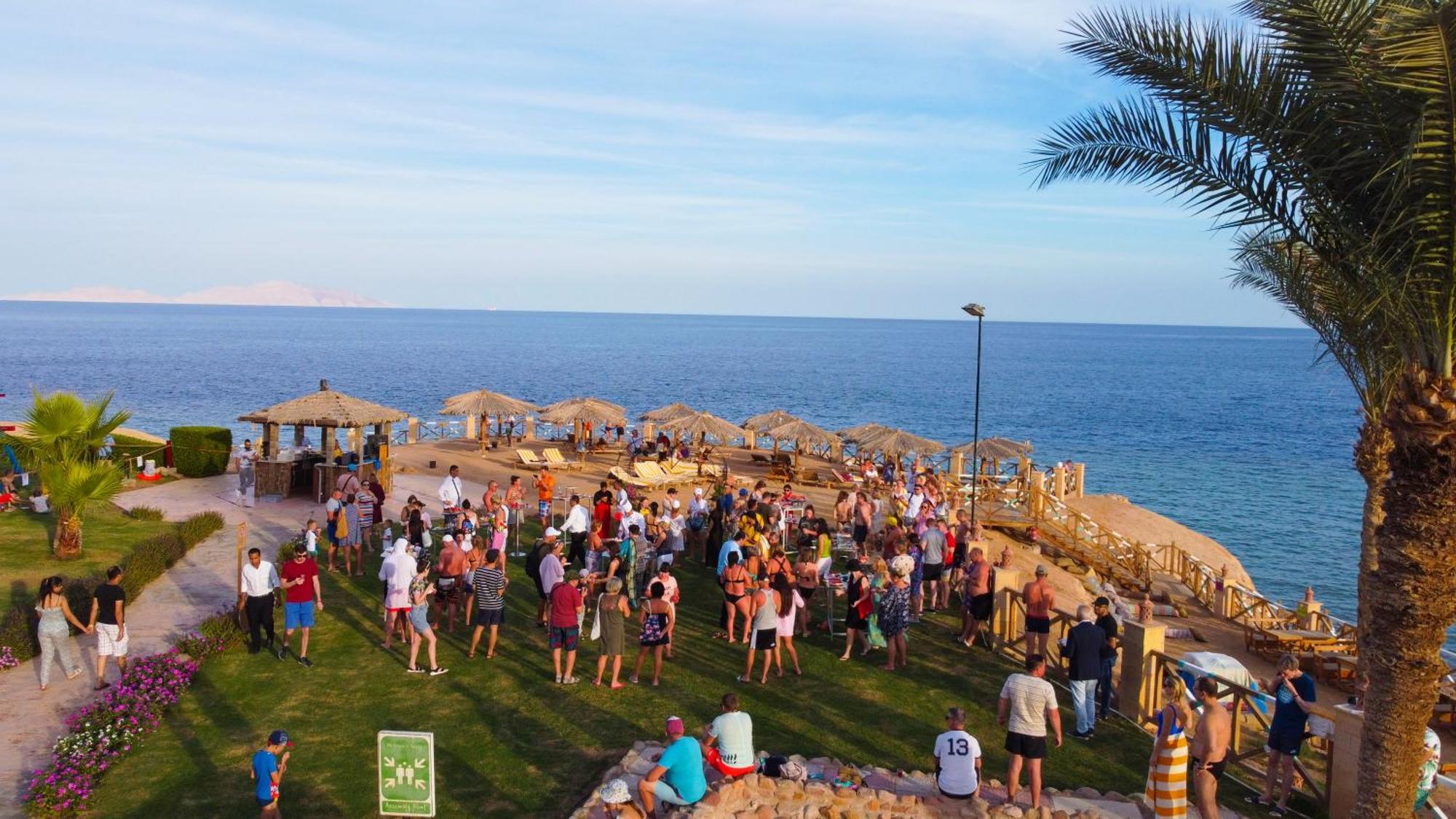 Safir Sharm Waterfalls Resort Exteriér fotografie Tourists at a beach in Sharm El Sheikh