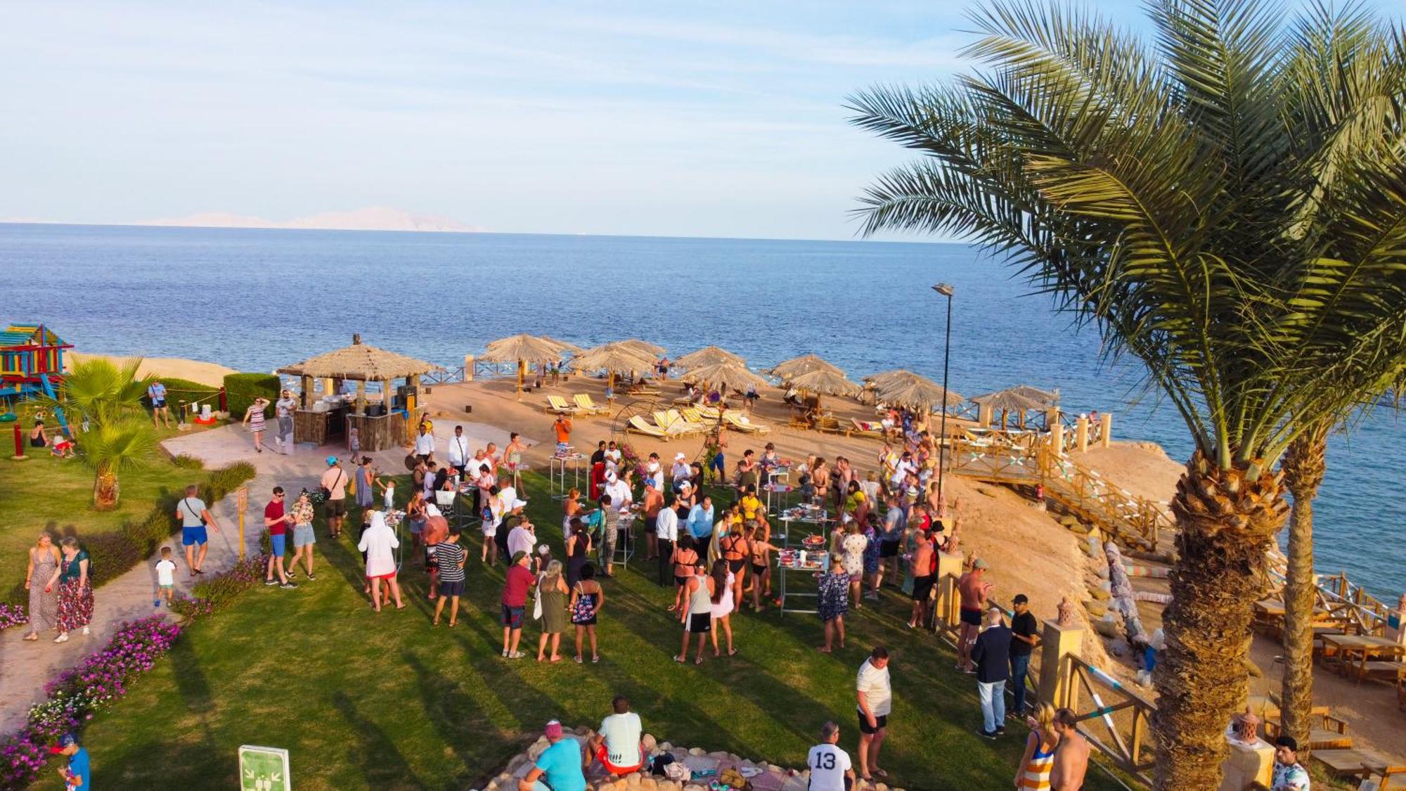 Safir Sharm Waterfalls Resort Exteriér fotografie Tourists at a beach in Sharm El Sheikh