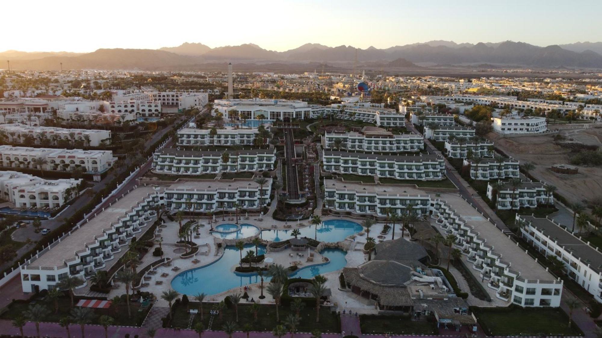 Safir Sharm Waterfalls Resort Exteriér fotografie Aerial view of the resort