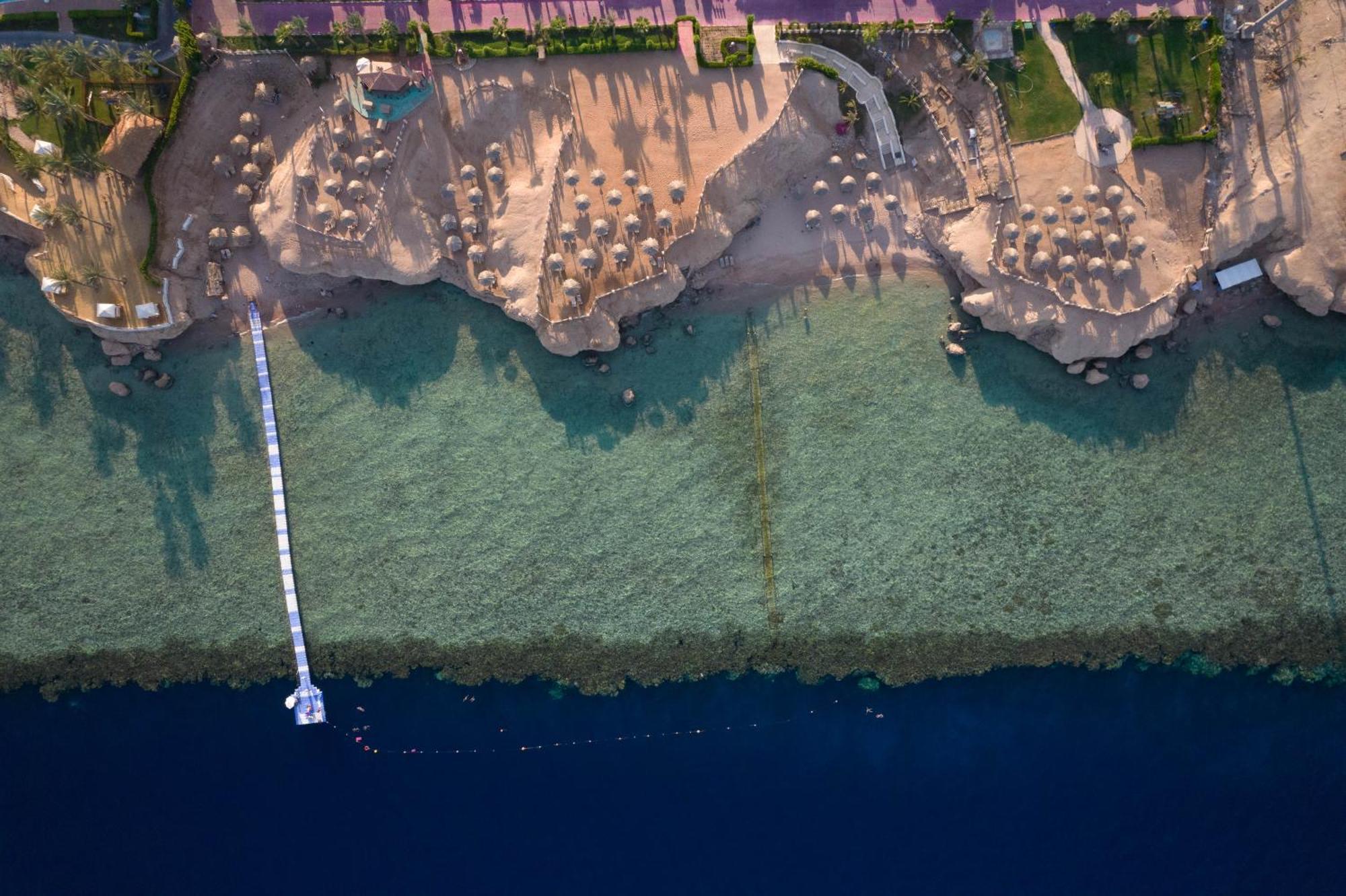 Safir Sharm Waterfalls Resort Exteriér fotografie Aerial view of the beach