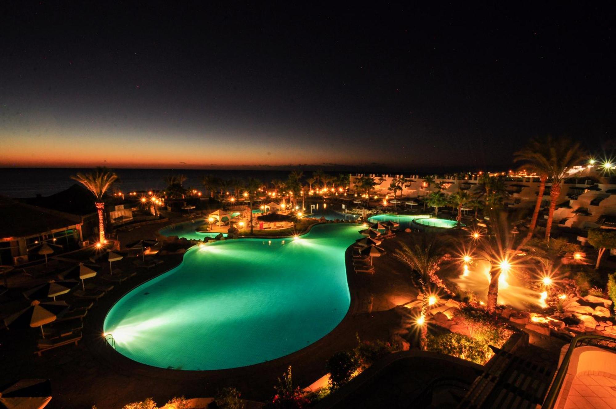 Safir Sharm Waterfalls Resort Exteriér fotografie The resort at night