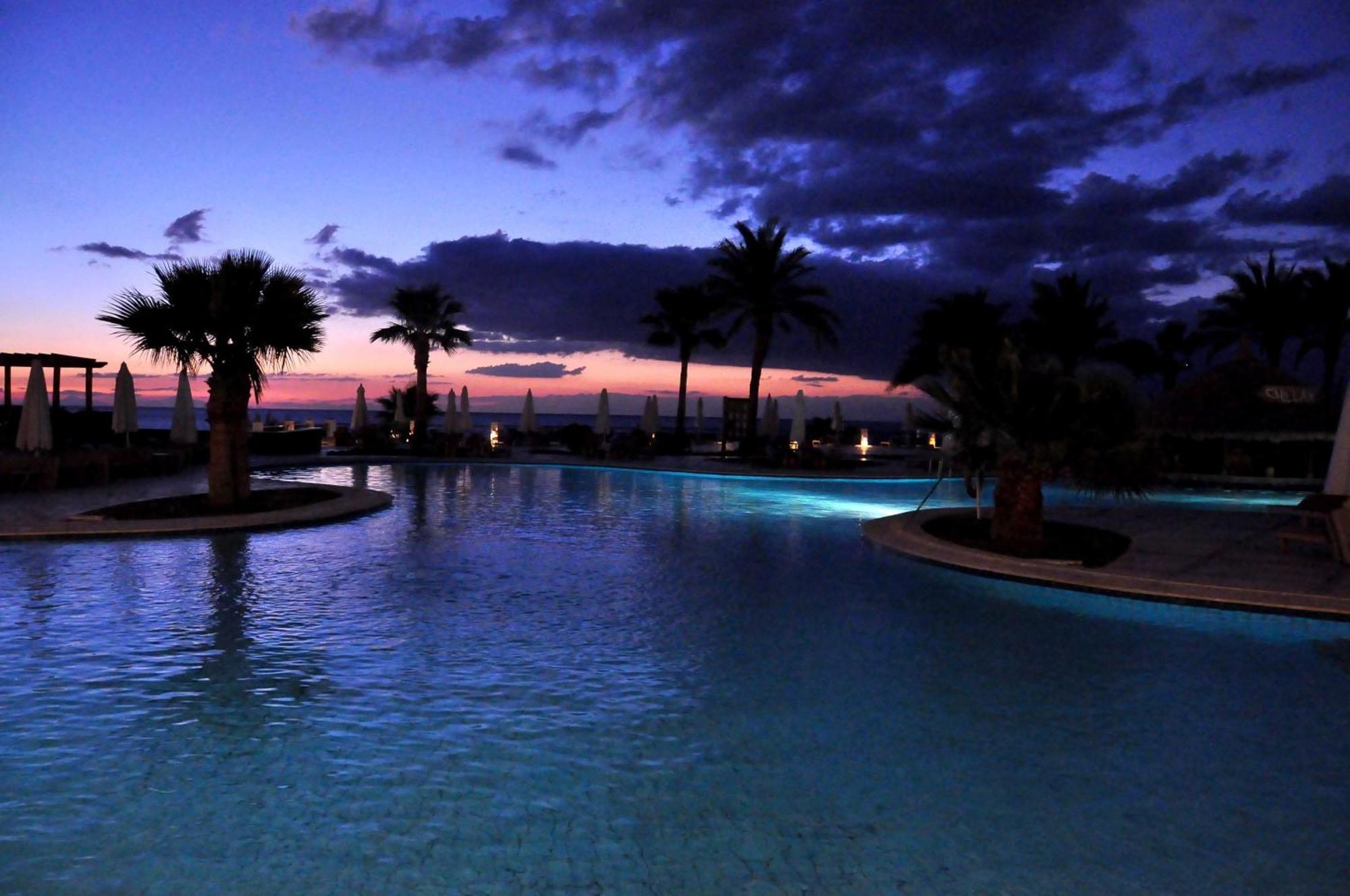 Safir Sharm Waterfalls Resort Exteriér fotografie Sunset at the pool