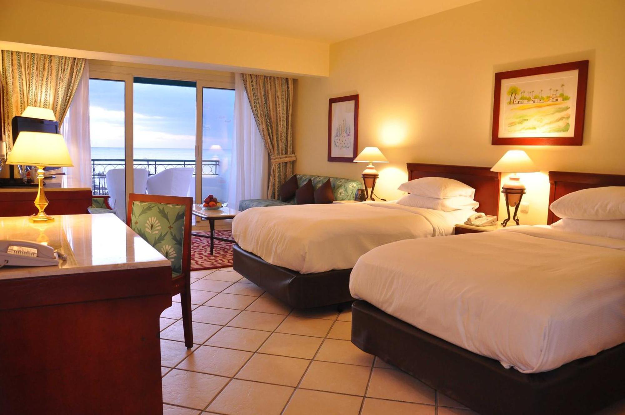 Safir Sharm Waterfalls Resort Exteriér fotografie A guest room at the Hilton San Diego Bayfront